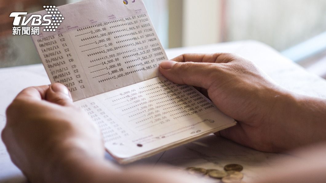 林姓少年與母親發現帳戶中的18萬被父親領光。(示意圖/shutterstock達志影像)