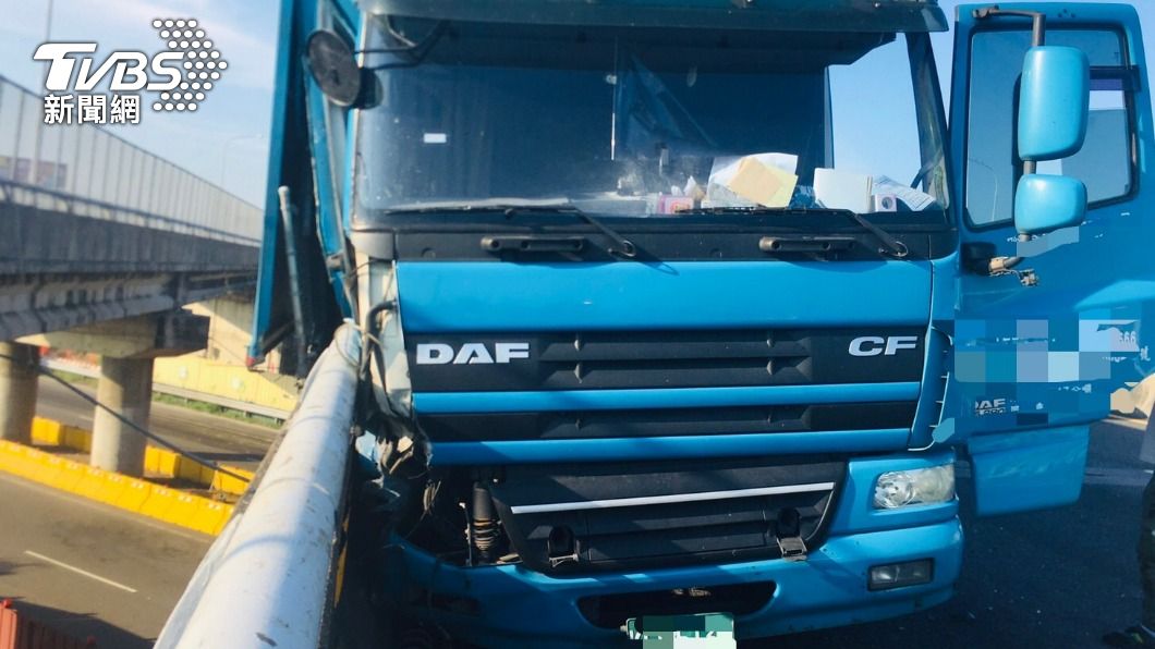 沈姓男子駕駛大貨車,疑使用手機而自撞護欄。(圖/國道警方提供)