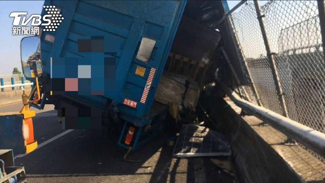 開車玩手機!國1西螺段貨車自撞護欄 回堵2公里