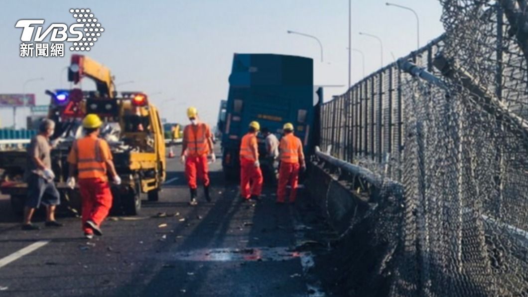 警方將2車道封閉、外線車道進行拖吊及貨物搬遷作業。(圖/國道警方提供)