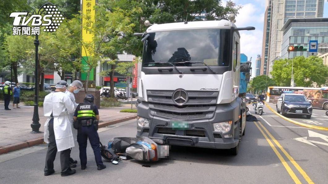 視線死角？信義區百貨旁死亡車禍！聯結車撞騎士捲車底輾過