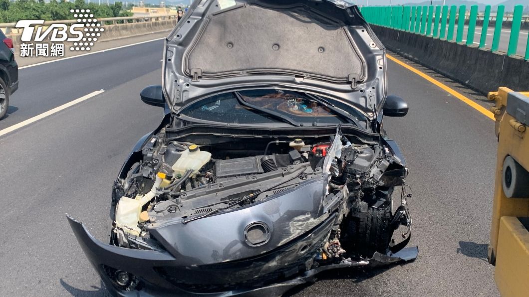 國10嚴重車禍!超車不當2車相撞 引擎蓋全掀、另車側翻