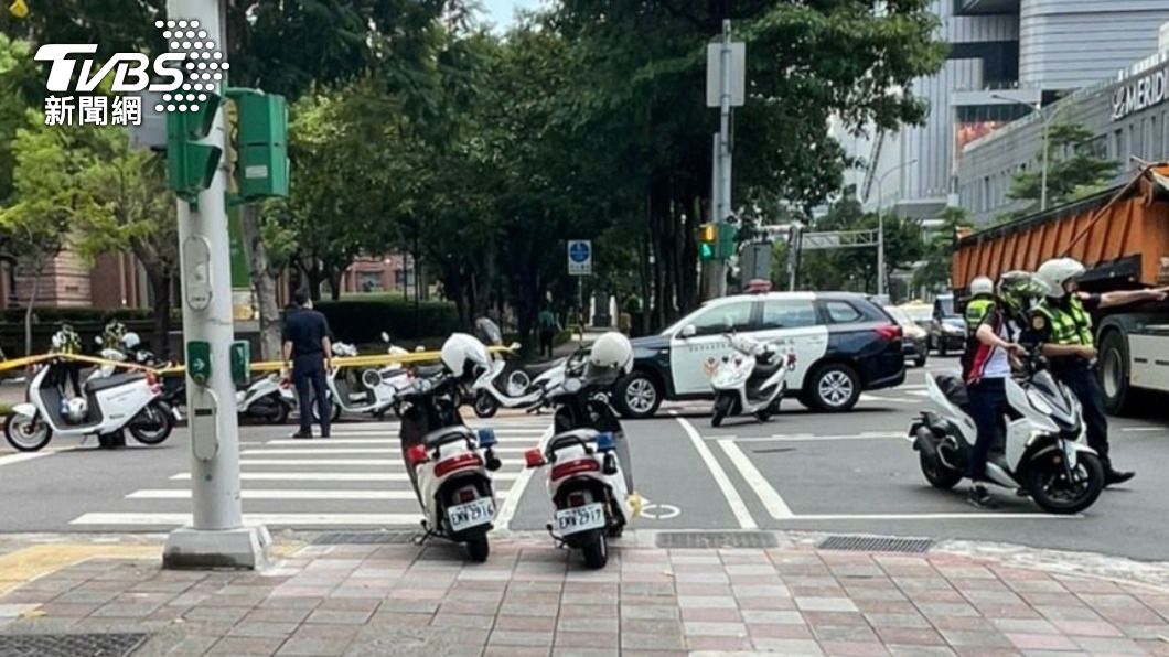 警方到場拉起封鎖線。(圖/TVBS)