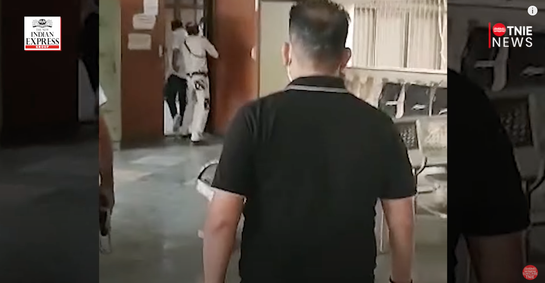 警方衝入法庭內對槍手開槍。(圖/翻攝自The New Indian Express YouTube)