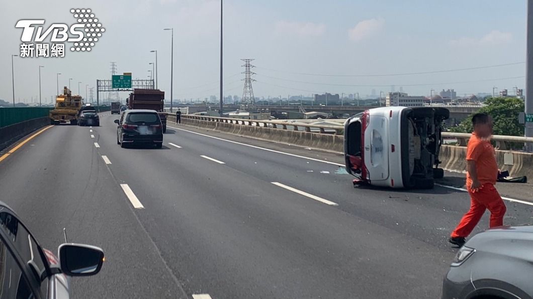 閰男的轎車則側翻於車道上。(圖/警方提供)