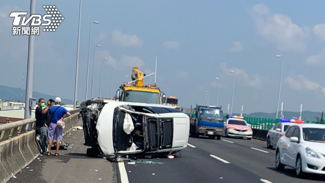 閰男的轎車則側翻於車道上。(圖/警方提供)