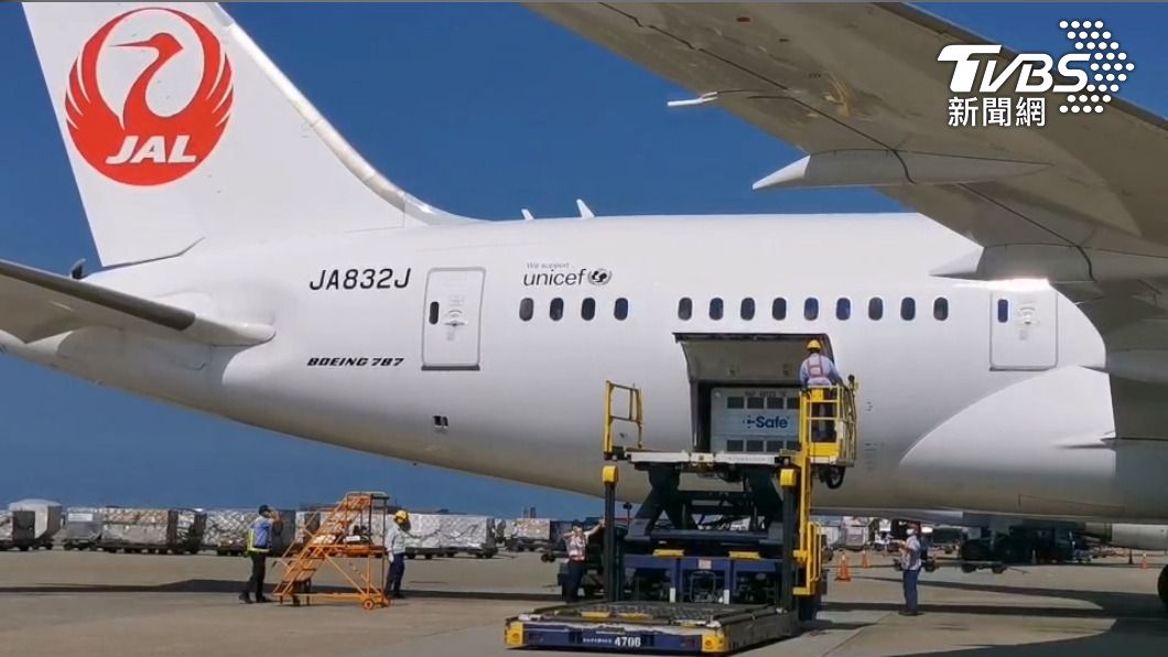 日本政府贈第5批50萬劑AstraZeneca(AZ)疫苗,今日下午運抵桃園國際機場。(圖/TVBS)