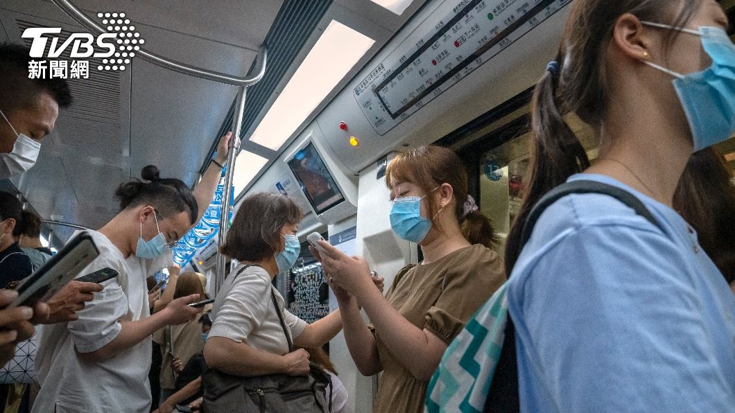 民眾遵守防疫規定，外出戴口罩。（示意圖／達志影像美聯社）
