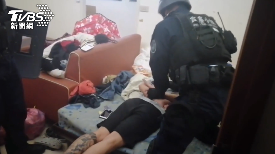 警方持拘票及搜索票,拘提周姓嫌犯到案。(圖/警方提供)