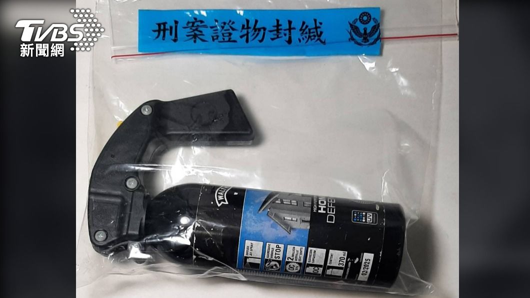 警方查扣作案用噴霧型辣椒水1瓶。(圖/警方提供)