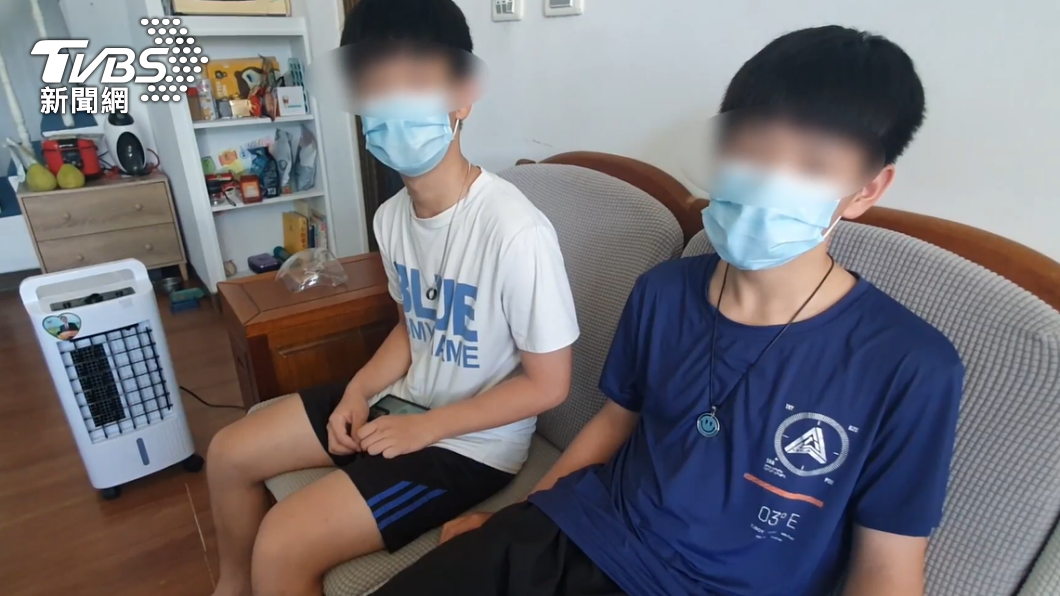 呂姓兄(左)弟(右)倆說明當時被噴辣椒水的情形。(圖/TVBS)