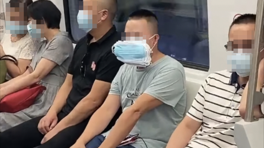 一名男子帶了厚厚數十層的口罩。（圖／翻攝自微博）