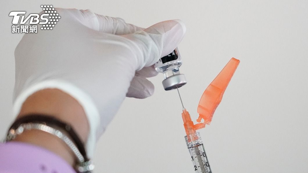研究顯示,疫苗還是能降低感染R.1變種病毒後的重症、死亡機率。(示意圖/AP)