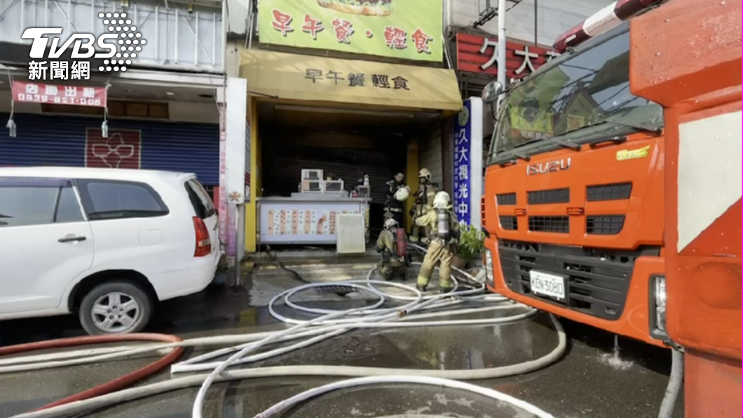 消防局動用大批人力灌救,火勢在半小時後撲滅。(圖/TVBS)