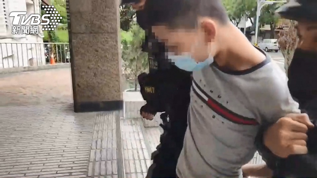 看到人就