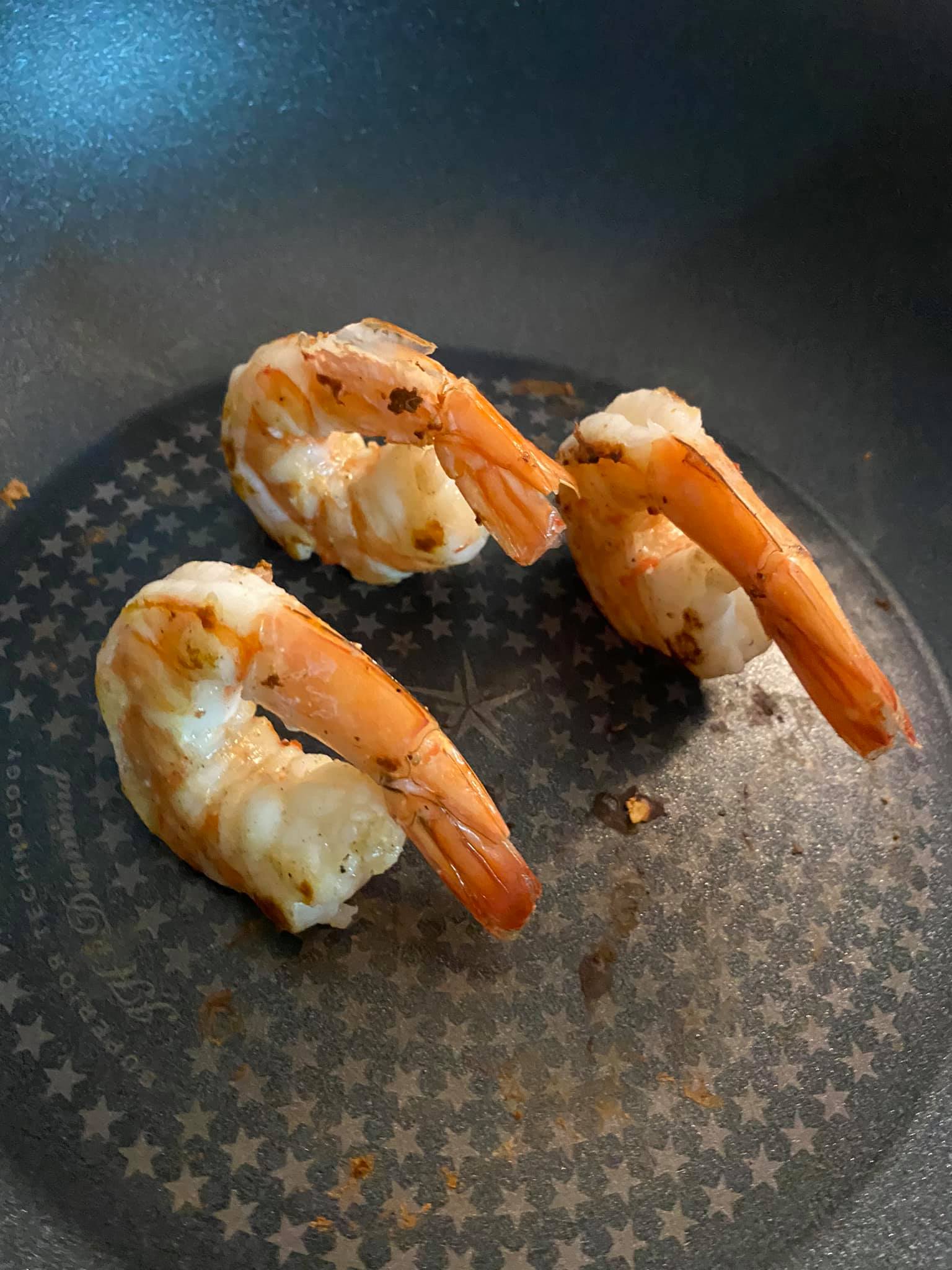 原PO料理自己於好市多購買的巨大蝦仁。(圖/翻攝自《Costco好市多 商品經驗老實說》)
