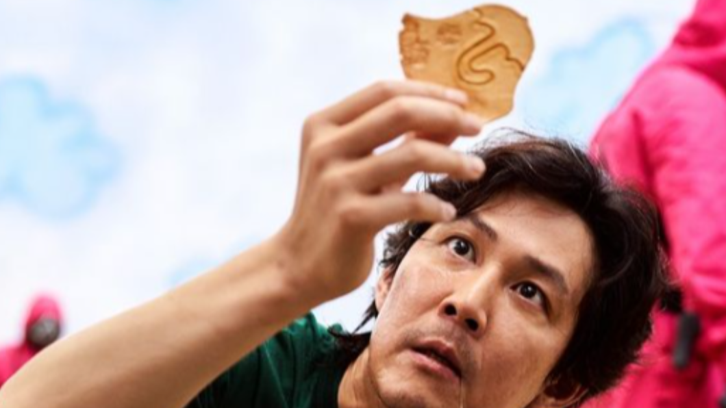 《魷魚遊戲》劇中有出現椪糖關卡。（圖／翻攝自netflixkr IG）