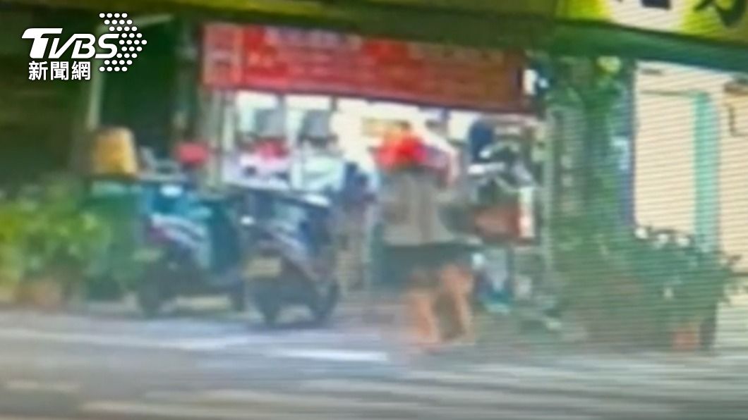 2人一路追打阮男。(圖/TVBS)