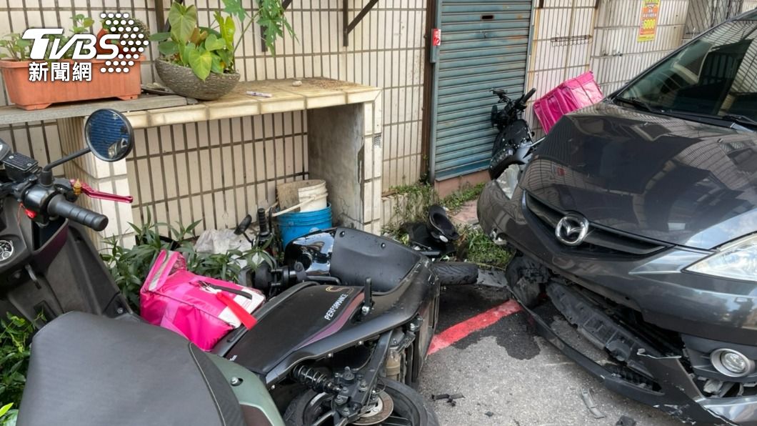 呂男駕車衝撞老婆及老婆同事。(圖/TVBS)