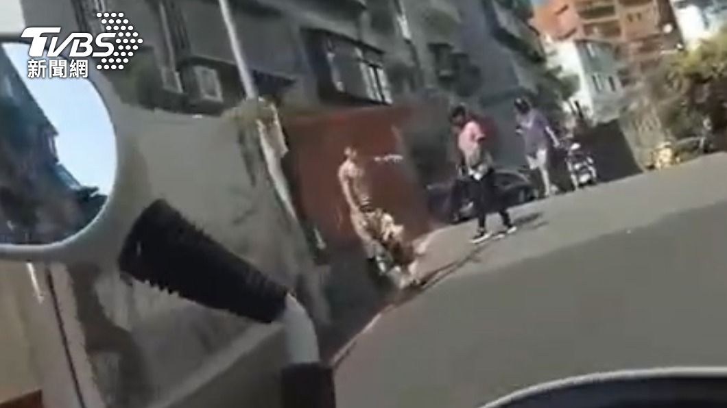 警方駕車趕到時呂男的鐵棍已經被洪男搶下。(圖/TVBS)
