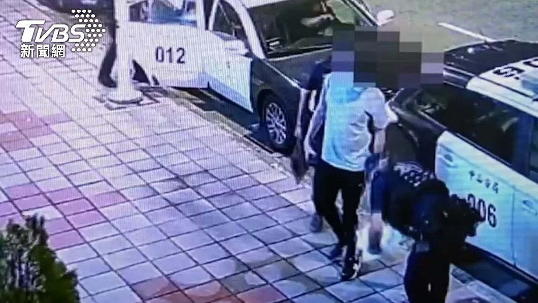 警方連同按摩店負責人一起帶回偵辦。(圖/TVBS)