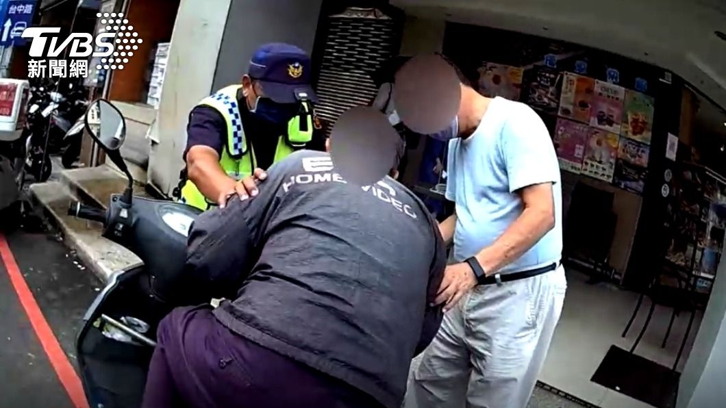 阿伯飲料店前突癱軟 不忘喃喃「青茶無糖少冰」警掏錢幫買