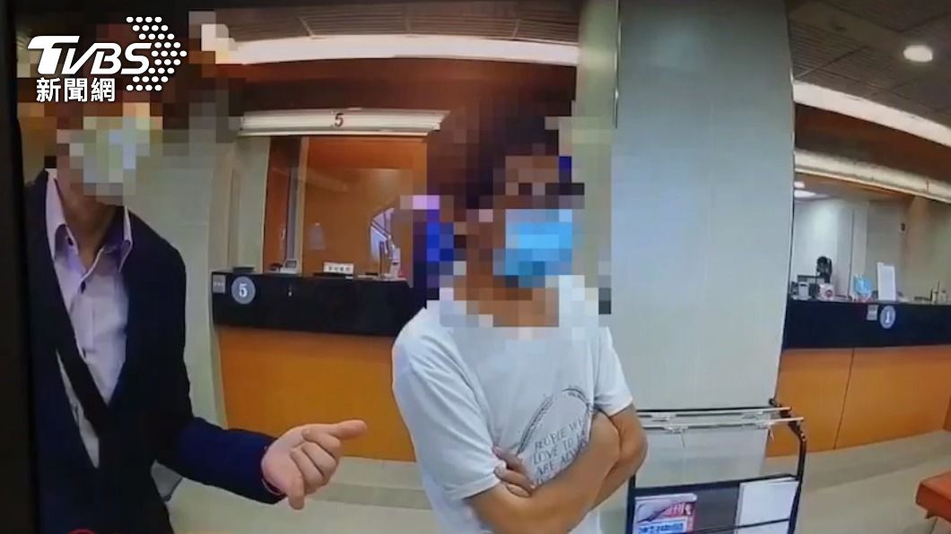 詐騙集團成員臨櫃領款時帳戶遭警示。（圖／TVBS）