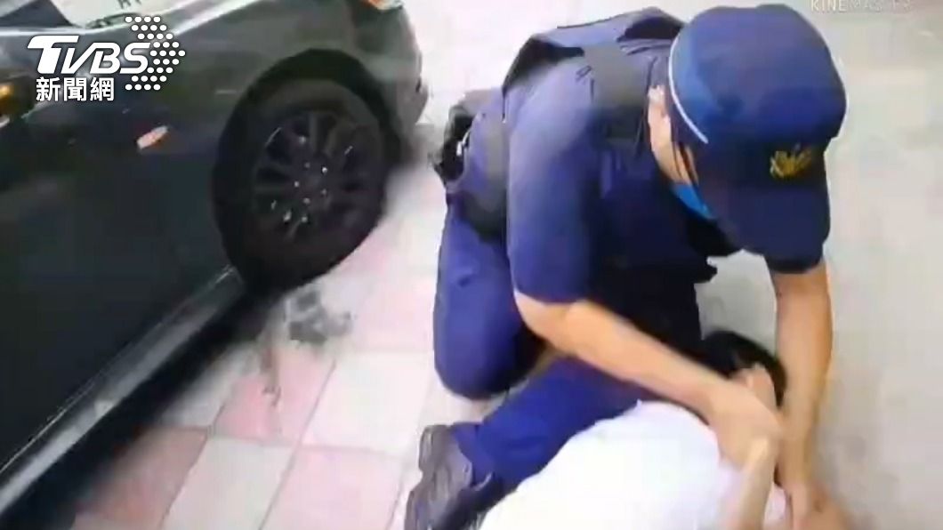 高男遭警方噴辣椒水壓制。(圖/TVBS)