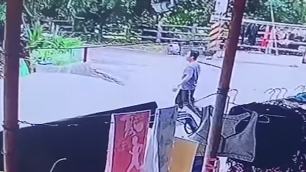 李男走出來時不斷做類似暖身運動。(圖/翻攝自爆料公社(官方粉專專屬))