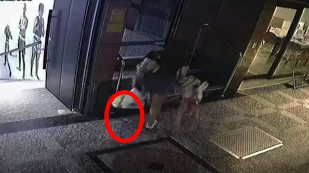 牽小孩又拎包!不知口袋掉出5千元 陌生男女6秒鐘撿走