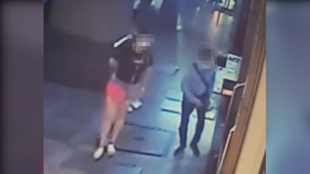 走在游女後方的陌生男子把錢撿走。(圖/Facebook ●【爆料公社二社】●)