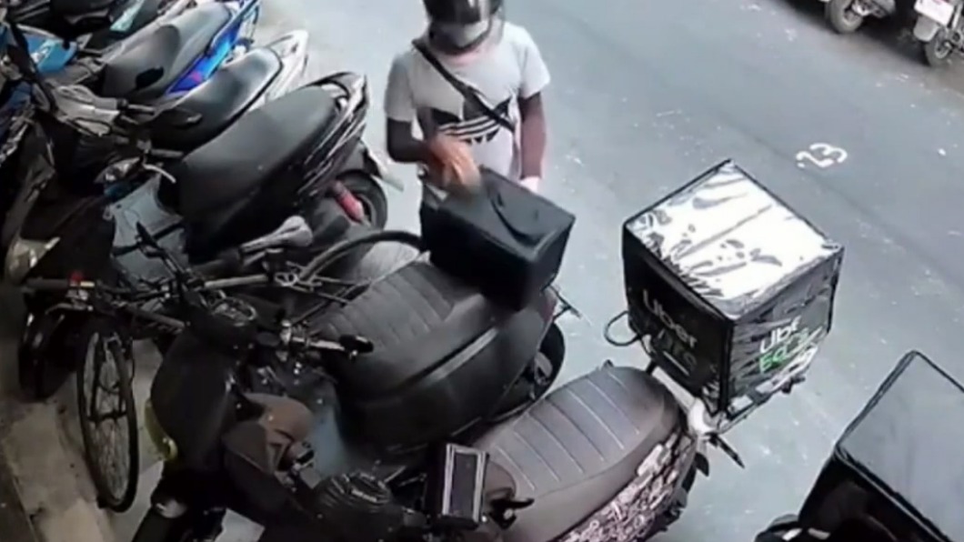 犯嫌甚至還拿走另一輛機車上的保溫箱。(圖/Facebook ●【爆料公社二社】●)
