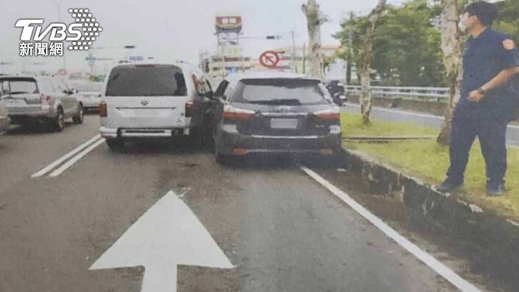 也太衰!喝茫開車睡快車道 被警察叫醒一驚「猛踩油門撞前車」