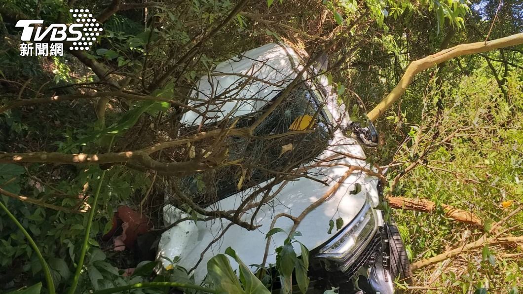 山路會車不慎!一家3口連人帶車摔5層樓高山谷 輕傷脫困