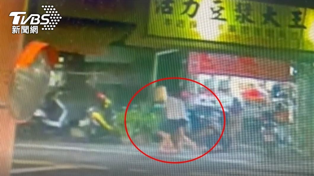 2人一路追打阮男。(圖/TVBS)