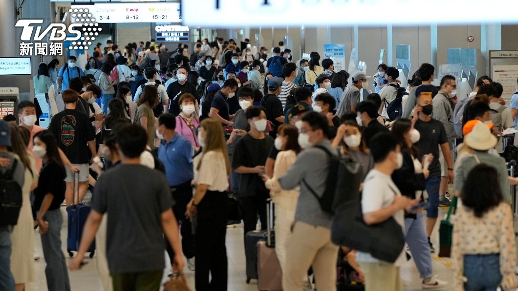南韓中秋連假期間返鄉、出遊人潮眾多。(圖/AP)