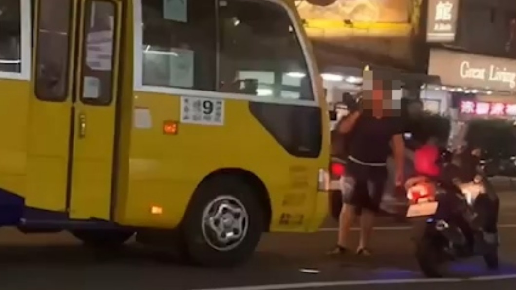 怎不讓我！不滿公車靠右進站未禮讓　騎士暴怒攔車肉身擋