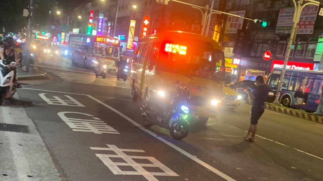 男子肉身擋車還未戴口罩。（圖／Facebook我們是新店人!! 好山好水，就是愛新店）