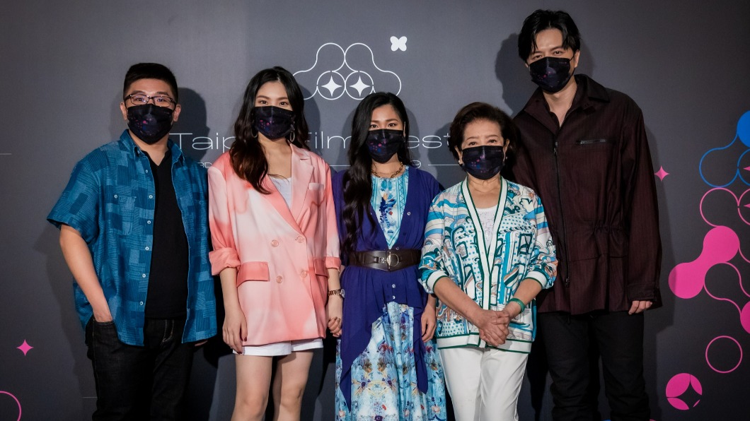 《徘徊年代》劇組,左起導演張騰元、演員阮秋姮、阮安妮、陳淑芳、江常輝。(圖/台北電影節提供)