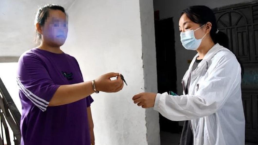 前婆婆最後才心不甘情不願地把屋子鑰匙交出。（圖／翻攝自網易新聞）