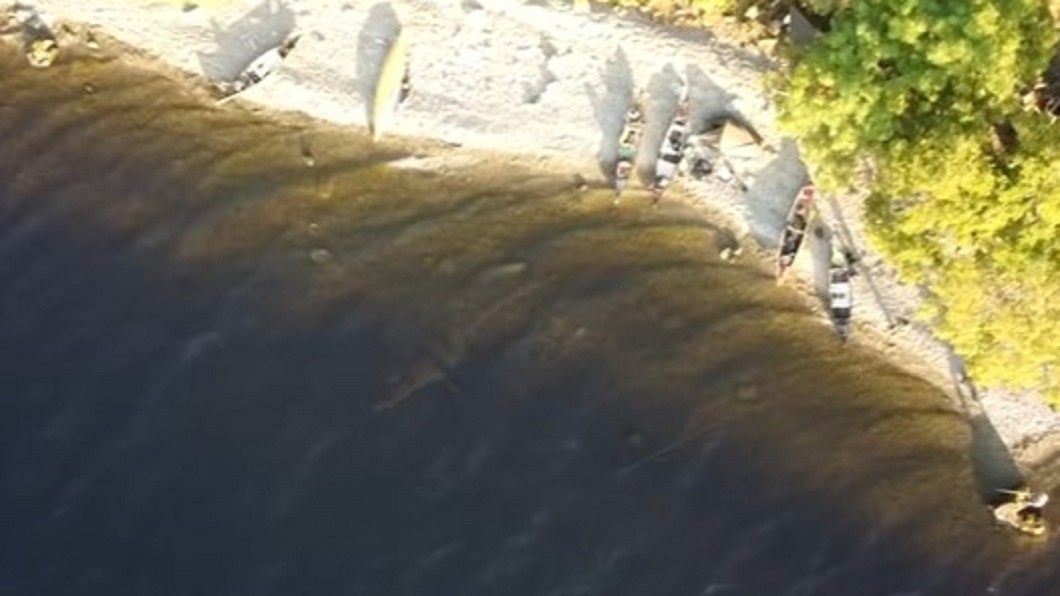 尼斯湖水怪現身?露營男空拍「清晰巨大身影」網嚇傻