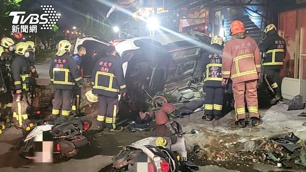 高速過彎失控!轎車直直撞民宅冒煙險起火 整排機車倒