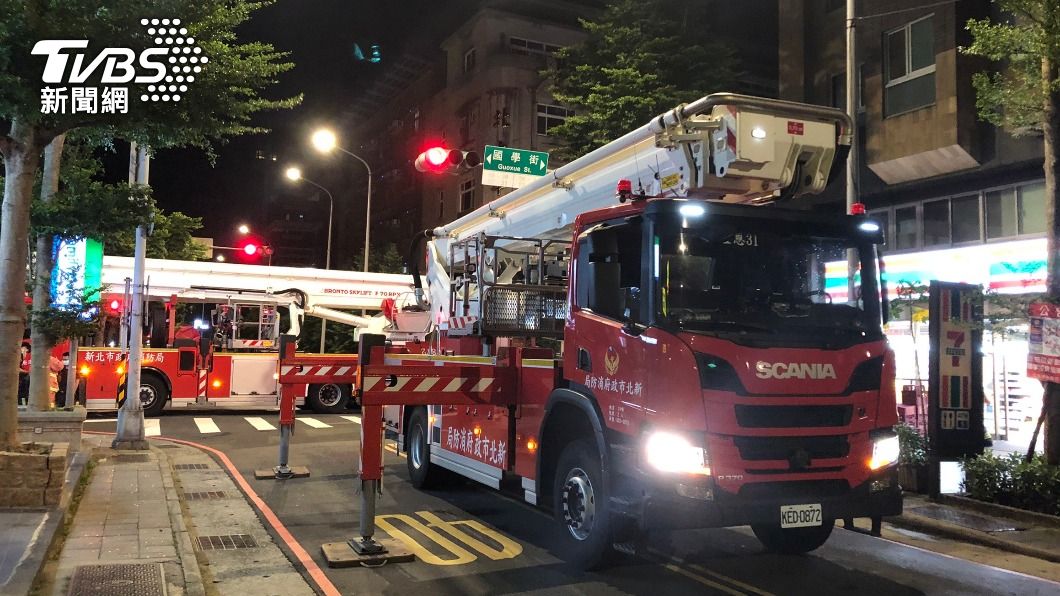 消防人員利用雲梯車救援。(圖/TVBS)