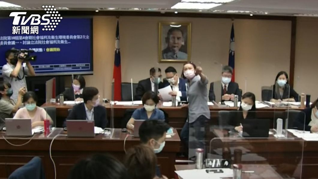 國民黨籍立委陳玉珍衝向主席台抗議。（圖／國會頻道）