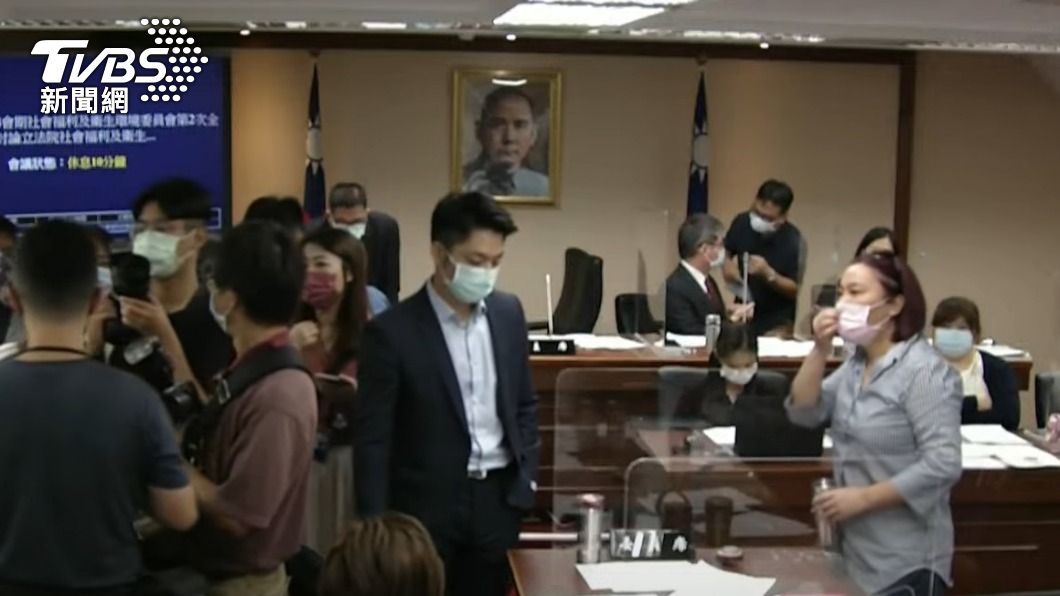 國民黨立委蔣萬安也不滿抗議。(圖/國會頻道)