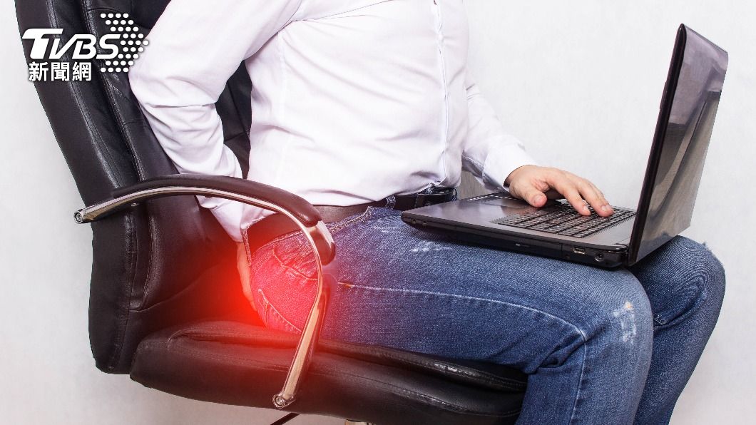 醫師表示，預防痔瘡的方法之一，就是不要久坐。（圖／shutterstock達志影像）