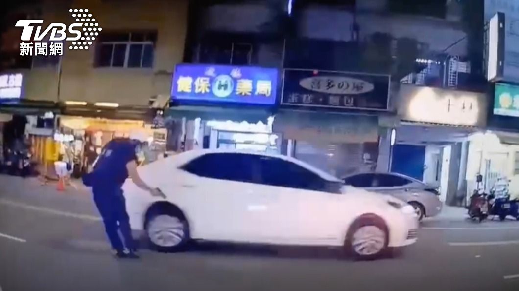 警方連開2槍對方仍逃離現場。(圖/TVBS)