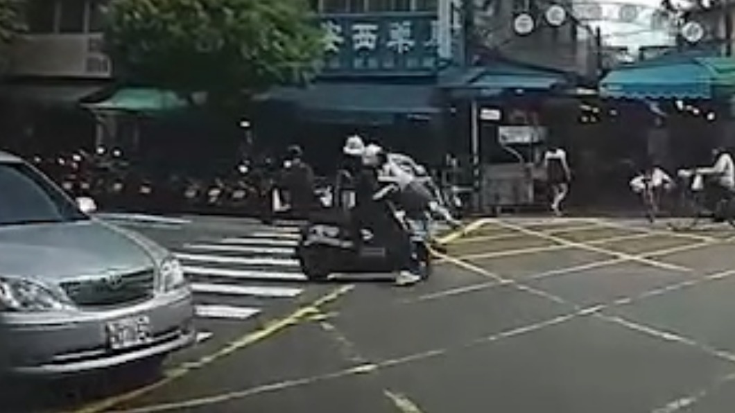 7旬翁過馬路「緊盯右邊」 左方女騎士也未注意當場撞飛