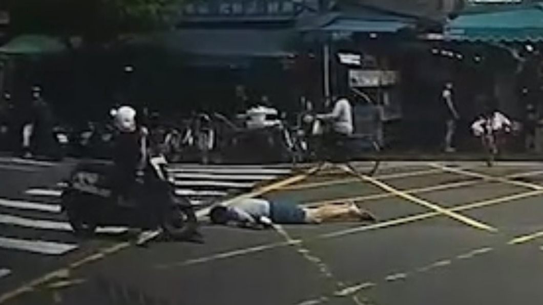 老翁重摔倒地。(圖/Facebook我們是新店人!! 好山好水,就是愛新店)