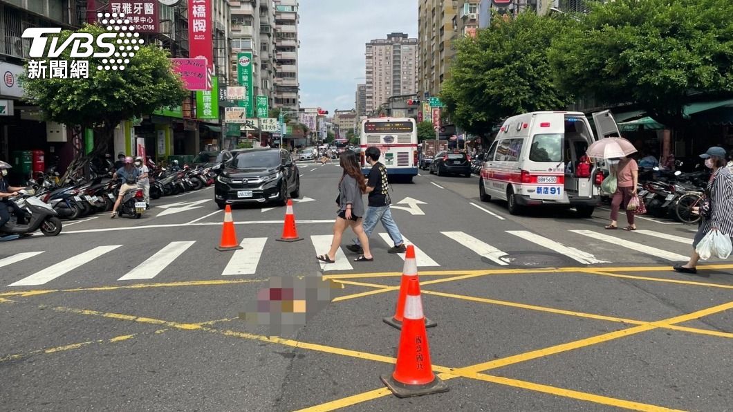 馬路中央留下老翁血跡。(圖/TVBS)